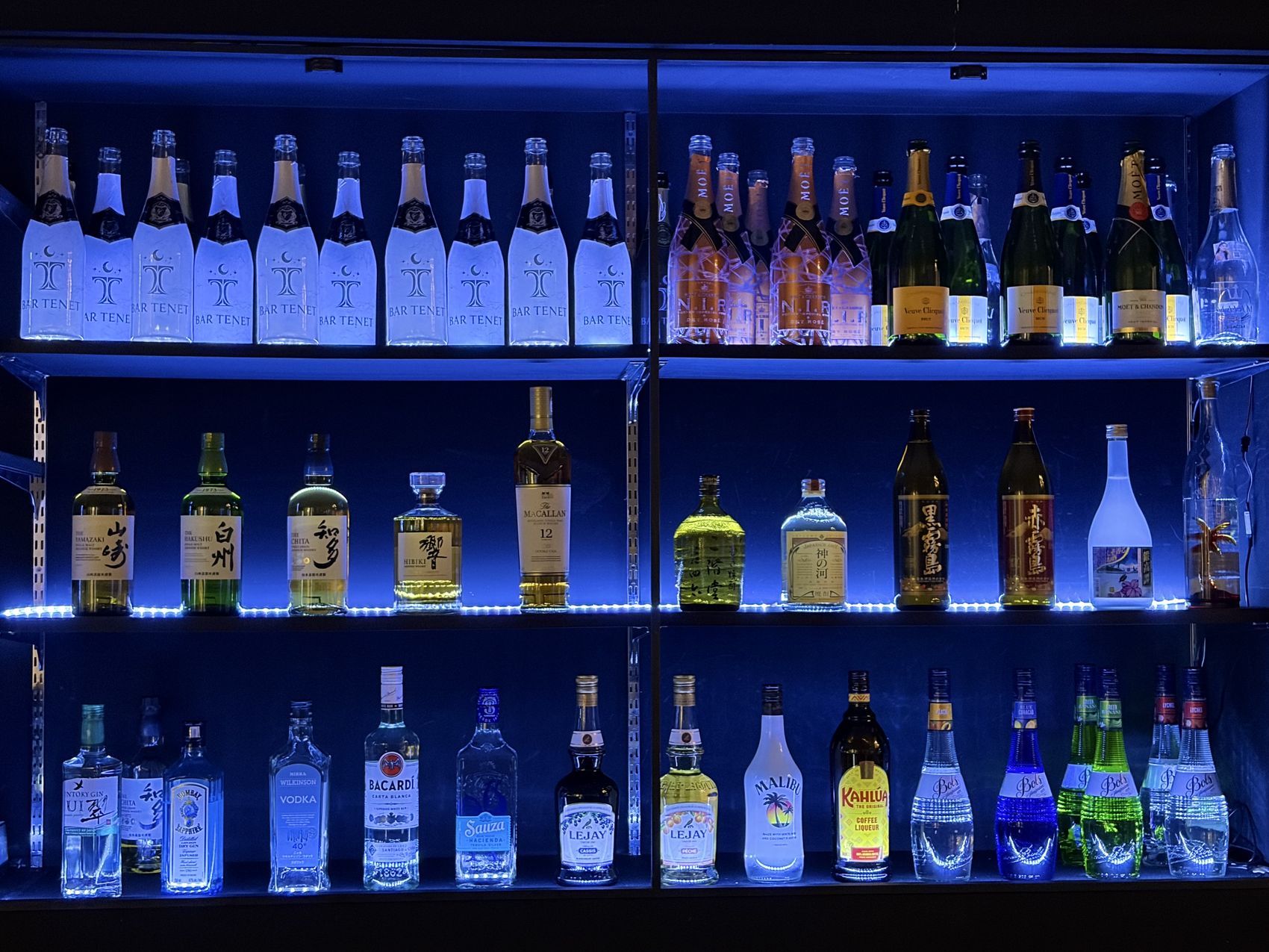 青く灯るボトル棚（BAR TENETオリジナルボトルも）