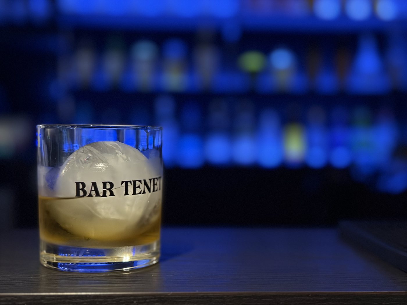 BAR TENET ロゴ入りグラスのウイスキー（丸氷）