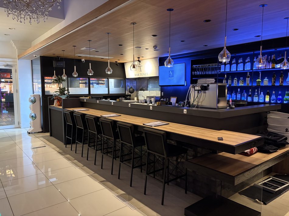 カウンター席（奥にBAR TENETサイン）